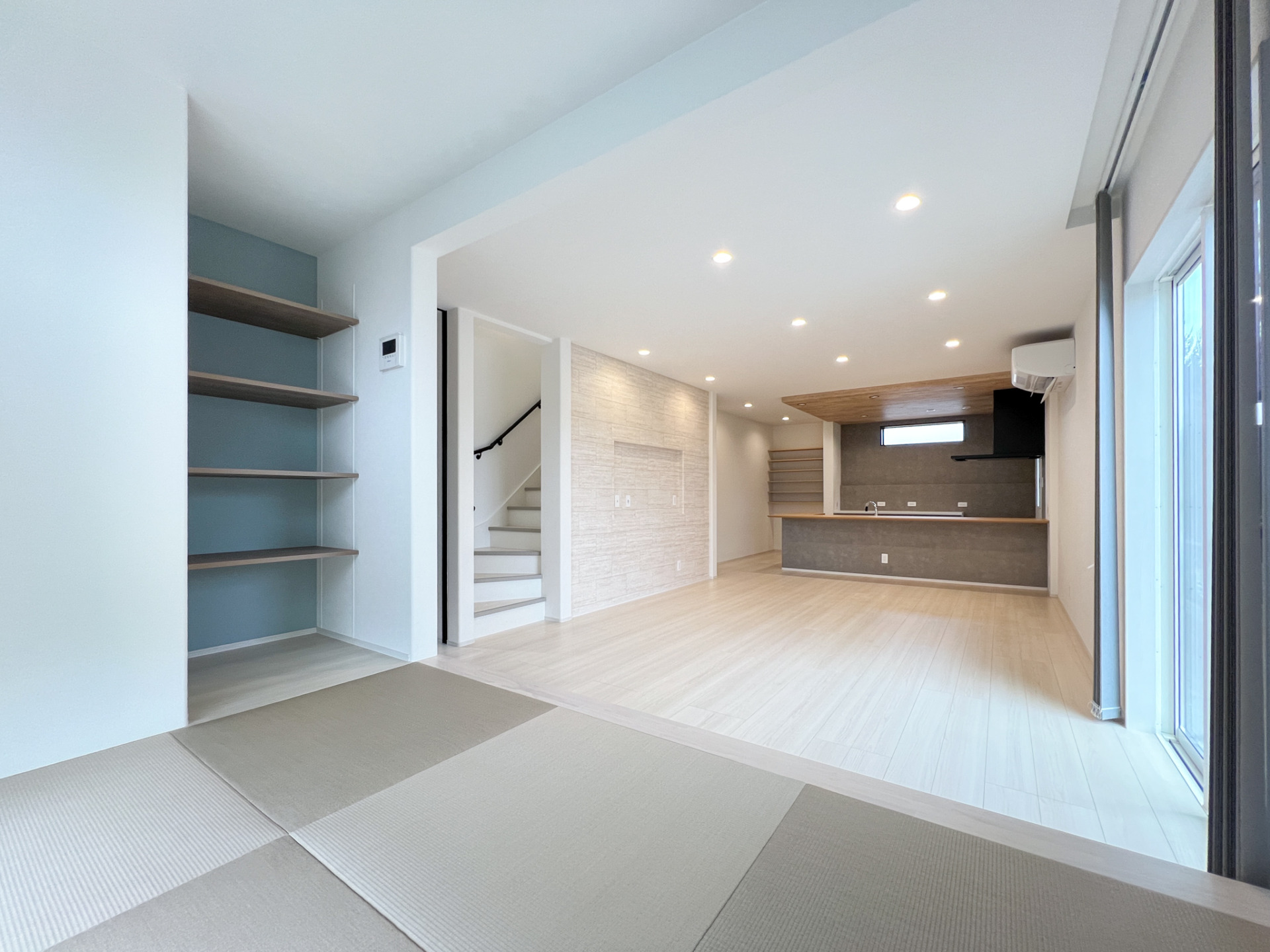 家族も友人もゆったりと過ごせる  LDK+小上がり＝22帖の大空間