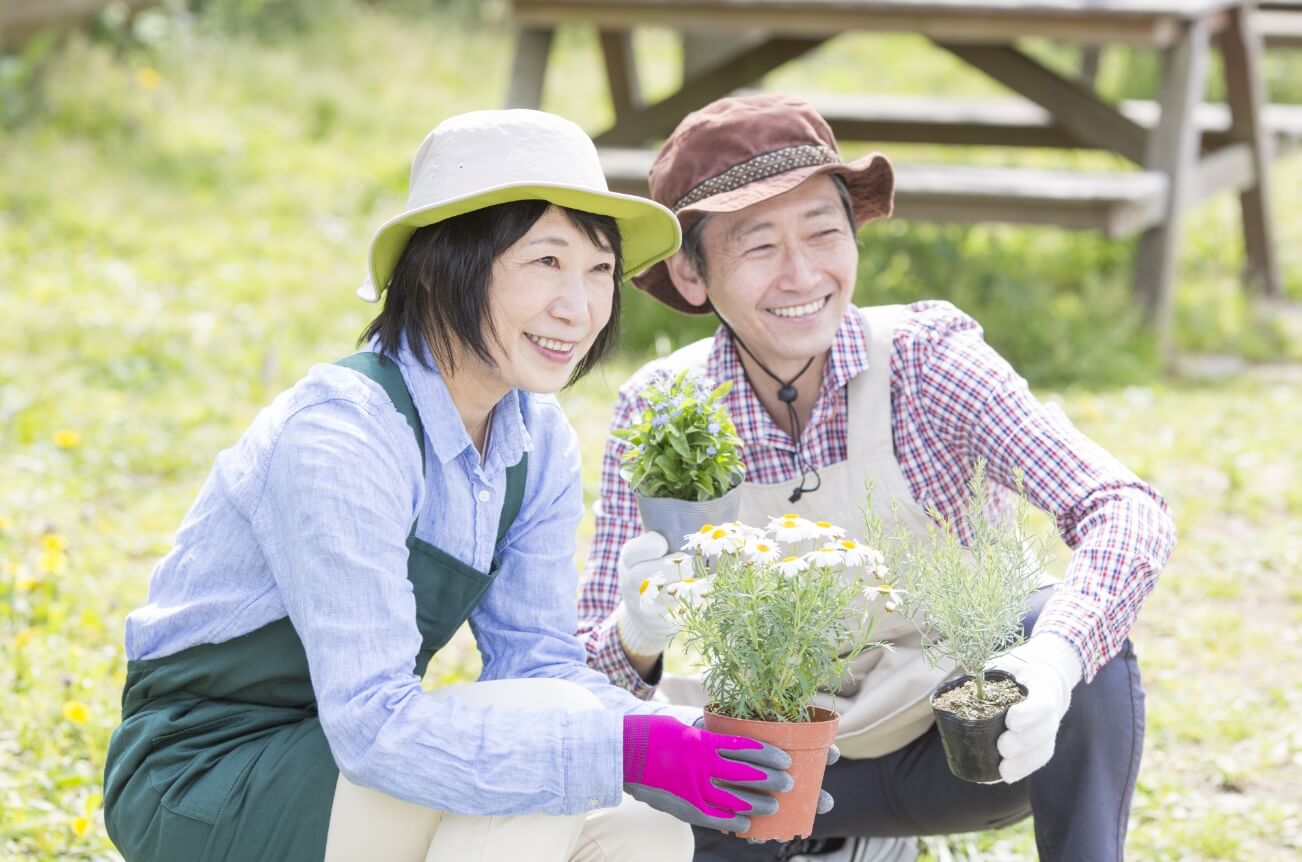 ガーデニングをしている夫婦