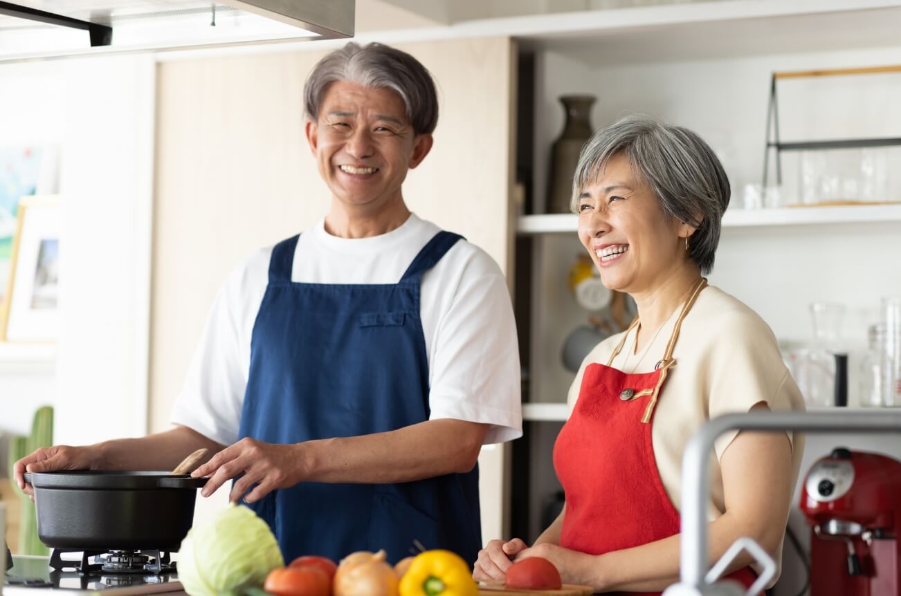 料理をしている夫婦